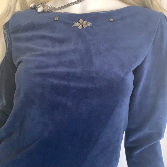 Blouse velvet royal blue embedded with a flower! - Picture 3 of 4